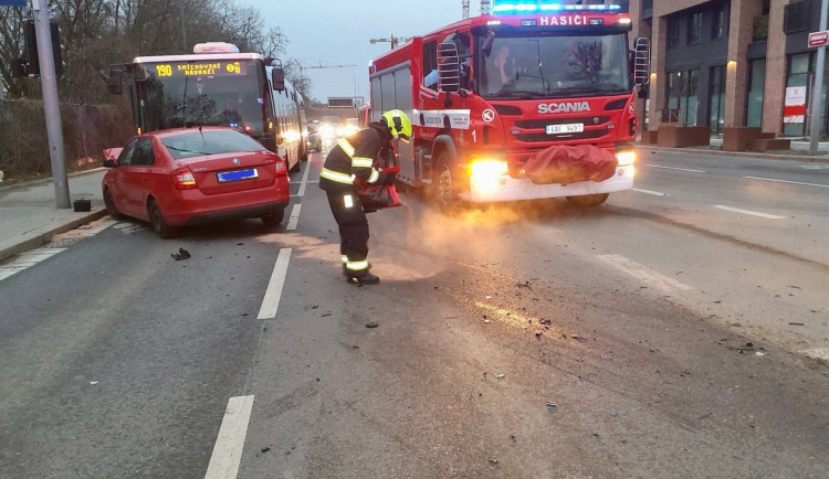 V ranních hodinách došlo na Strakonické ke srážce autobusu s osobním autem. Jeden člověk byl zraněn