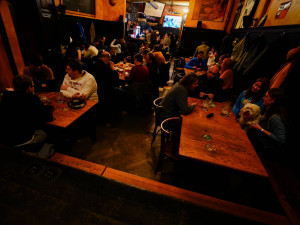 Hospodské prostředí pomáhá udržovat vztahy a komunity, nádražky ale postupně vymizí, říká odborník na pivní kulturu