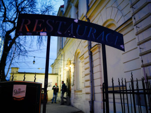 Hospodské prostředí pomáhá udržovat vztahy a komunity, nádražky ale postupně vymizí, říká odborník na pivní kulturu