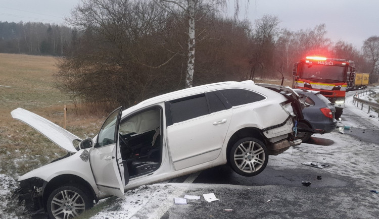 Silnice pokryla ráno ledovka a stala se řada nehod. Dvakrát havarovala auta převážející na vleku jiný vůz