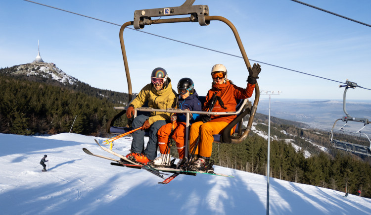 Velký zájem i dobré počasí. Skiareál na Ještědu bude v provozu ještě týden