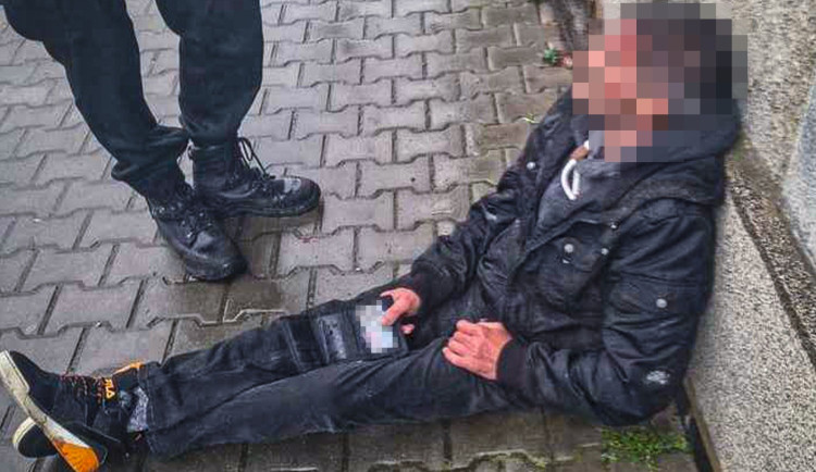 Muž se skácel čelem přímo na chodník, kde zůstal bezvládně ležet v krvi. Událost vyděsila očitou svědkyni
