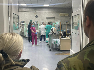 Popáleným ze severomakedonského klubu pomáhá i tým z pražské vojenské nemocnice