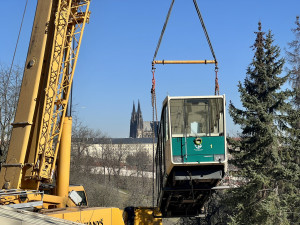 Vozy lanovky odvezli z Petřína, nově budou sloužit v muzeích. Nahradí je švýcarské stroje