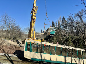Vozy lanovky odvezli z Petřína, nově budou sloužit v muzeích. Nahradí je švýcarské stroje