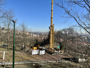 Vozy lanovky odvezli z Petřína, nově budou sloužit v muzeích. Nahradí je švýcarské stroje