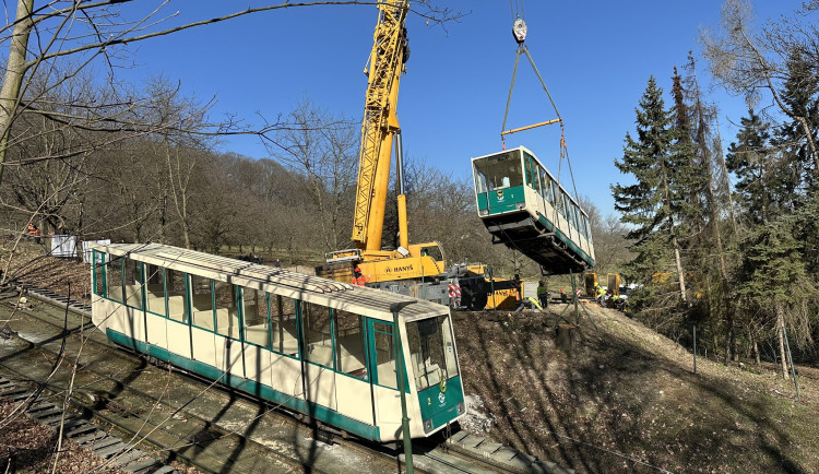 Vozy lanovky odvezli z Petřína, nově budou sloužit v muzeích. Nahradí je švýcarské stroje