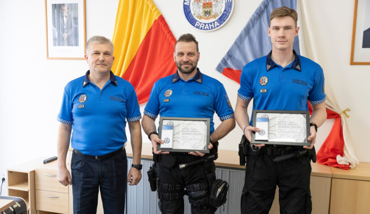 Strážníky, kteří pomáhali při záchraně dvou chlapců z ledové vody, ocenili medailemi