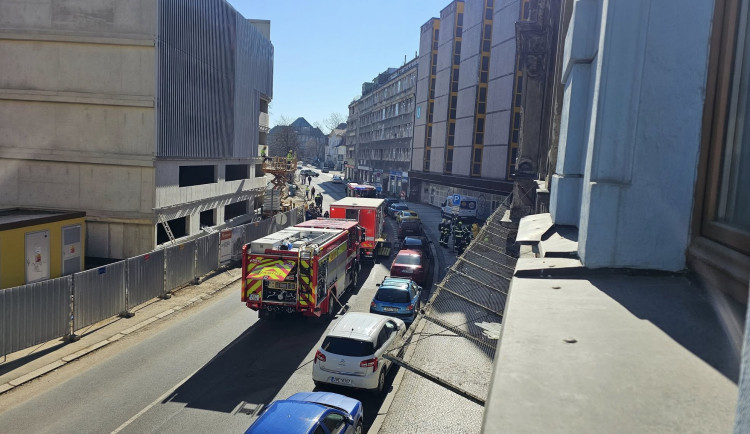 V jedné z budov nemocnice zasahovali hasiči u úniku nebezpečných látek. Než dorazili, evakuovalo se z budovy 10 lidí