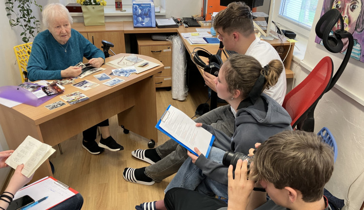 V Naivním divadle ožijí díky audio a video reportážím žáků libereckých škol vzpomínky pamětníků