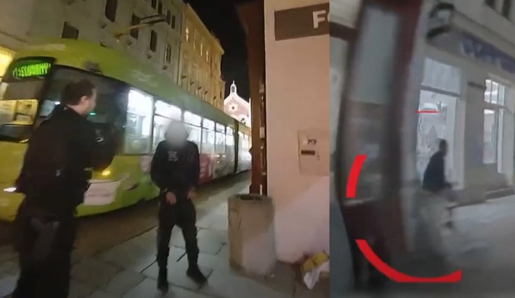 VIDEO: Cizinec seděl se staženými kalhotami na odpadkovém koši, do kterého vykonával velkou potřebu