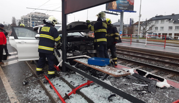 Dopravní nehoda v Praze, řidič vjel s autem na tramvajovou zastávku. Na místě jsou hasiči i záchranáři