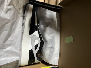 Boty i energetické nápoje. Celníci zabavili tisíce padělků za 160 milionů