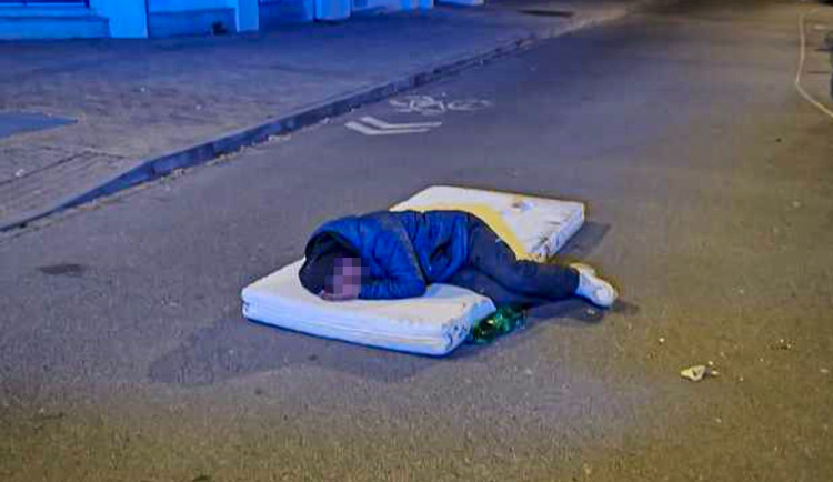 Muž spal tvrdě na matraci uprostřed ulice, kudy normálně projíždí auta. Nepřišlo mu to vůbec divné