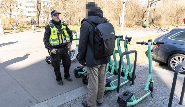 Koloběžkáři se podle městské policie dopouští víc přestupků než cyklisté.
