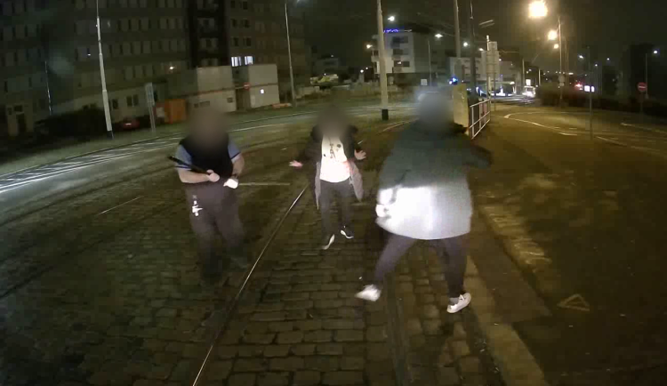 Na zastávce se poprali řidič tramvaje a cestující, policie hledá svědky