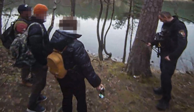 Několik lidí drze pytlačilo u rybníka a úlovek si odbíhali schovávat do křoví. Doplatili na pozorného svědka