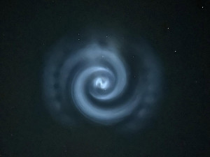 Tajemná spirála na nebi fascinovala. Nešlo o UFO, ale o přebytečné palivo rakety Falcon 9, vypuštěné na Floridě