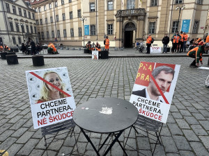 Zaměstnanci Pražských služeb přišli protestovat na magistrát, zastupitelé zařadili jejich požadavky na program