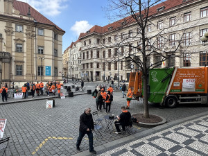 Zaměstnanci Pražských služeb přišli protestovat na magistrát, zastupitelé zařadili jejich požadavky na program