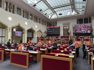 Zaměstnanci Pražských služeb přišli protestovat na magistrát, zastupitelé zařadili jejich požadavky na program