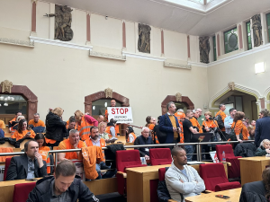 Zaměstnanci Pražských služeb přišli protestovat na magistrát, zastupitelé zařadili jejich požadavky na program