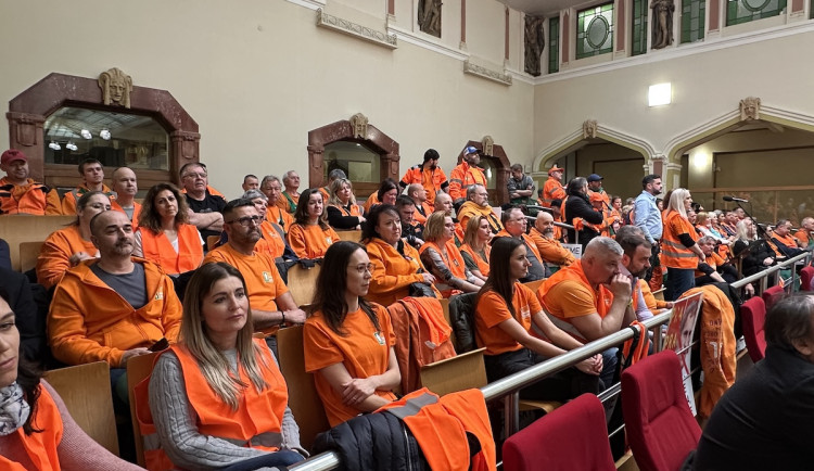 Zaměstnanci Pražských služeb přišli protestovat na magistrát, zastupitelé zařadili jejich požadavky na program