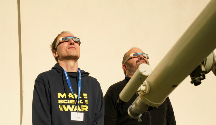 Lidé mohou v sobotu vidět částečné zatmění Slunce, pražské hvězdárny pořádají pozorování