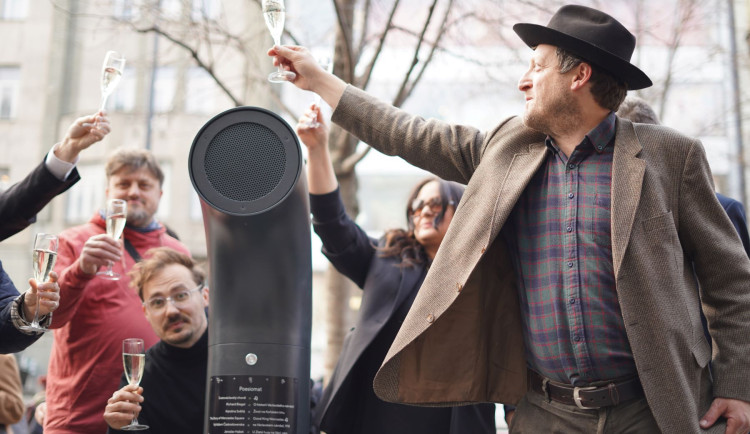 Foto ze křtu nového pražského Poesiomatu.