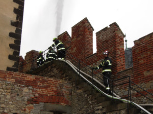 Hasiči cvičili na Karlštejně, po dvou letech vyzkoušeli místní suchovodní potrubí