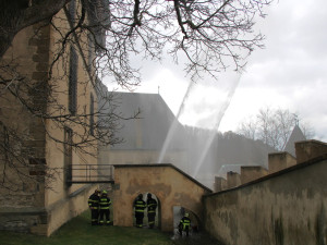 Hasiči cvičili na Karlštejně, po dvou letech vyzkoušeli místní suchovodní potrubí