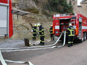 Hasiči cvičili na Karlštejně, po dvou letech vyzkoušeli místní suchovodní potrubí