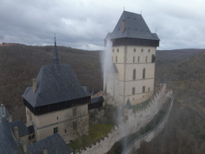 Hasiči cvičili na Karlštejně, po dvou letech vyzkoušeli místní suchovodní potrubí