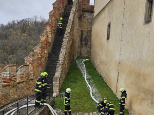 Hasiči cvičili na Karlštejně, po dvou letech vyzkoušeli místní suchovodní potrubí