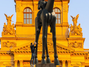 Brněnský orloj na Staromáku, tramvaj do Zlaté uličky a strážníci s drony. S aprílovými vtípky s i v Praze vyhráli