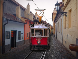 Brněnský orloj na Staromáku, tramvaj do Zlaté uličky a strážníci s drony. S aprílovými vtípky s i v Praze vyhráli