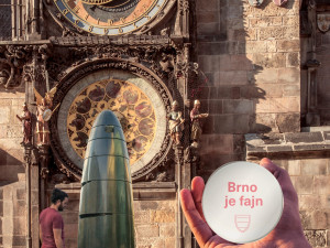 Brněnský orloj na Staromáku, tramvaj do Zlaté uličky a strážníci s drony. S aprílovými vtípky s i v Praze vyhráli