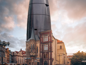 Brněnský orloj na Staromáku, tramvaj do Zlaté uličky a strážníci s drony. S aprílovými vtípky s i v Praze vyhráli