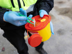 VIDEO: Strážníci našli sto stříkaček během jediného dne. Problém nelze zcela odstranit, říká primátor