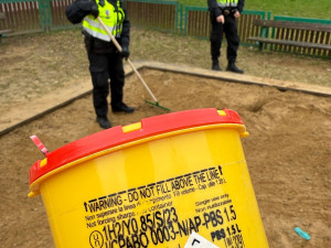 VIDEO: Strážníci našli sto stříkaček během jediného dne. Problém nelze zcela odstranit, říká primátor