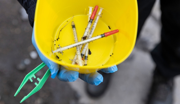 Strážníci našli sto stříkaček během jediného dne.