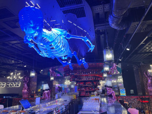 Máj už zdobí pětimetrový kostlivec, visí nad barem