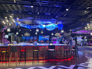 Máj už zdobí pětimetrový kostlivec, visí nad barem