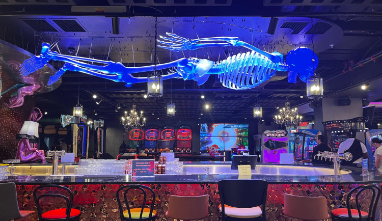 Máj už zdobí pětimetrový kostlivec, visí nad barem