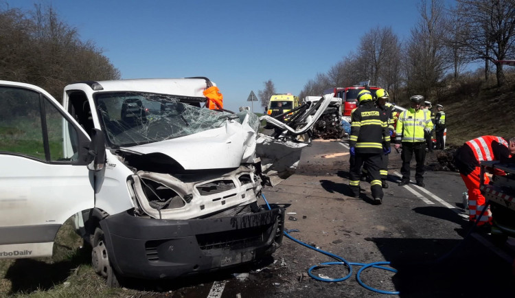 Při nehodě tří dodávek se vážně zranili dva řidiči. Oba museli hasiči vyprostit ze zdemolovaných vozidel