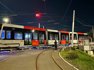 První tramvaj vyrobená speciálně pro Prahu dorazila do hlavního města