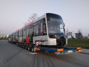 První tramvaj vyrobená speciálně pro Prahu dorazila do hlavního města