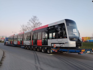 První tramvaj vyrobená speciálně pro Prahu dorazila do hlavního města