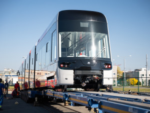 První tramvaj vyrobená speciálně pro Prahu dorazila do hlavního města