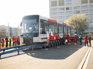 První tramvaj vyrobená speciálně pro Prahu dorazila do hlavního města
